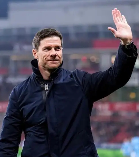 kaiyun-排队给阿隆索道歉！皇马换帅宣告失败！联赛崩盘，更衣室闹内讧|哈维·阿隆索|阿韦洛亚|圣地亚哥-伯纳乌足球场|本菲卡足球俱乐部|哈维-阿隆索_新浪体育_新浪新闻