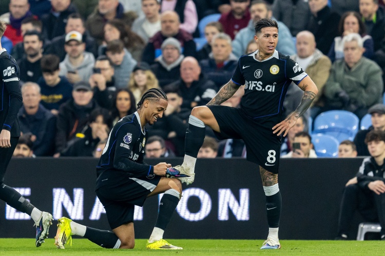 kaiyun-阿巴连线！恩佐助攻佩德罗破门后，佩德罗送上擦鞋庆祝