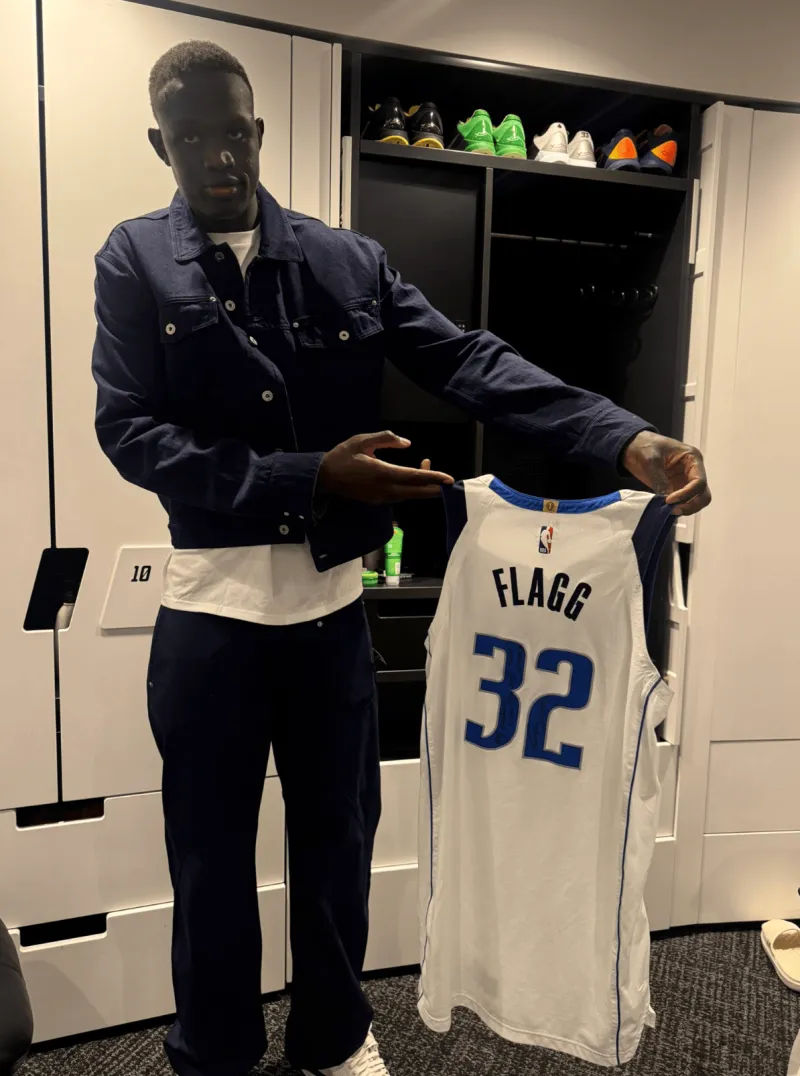 kaiyun-大学队友！马卢阿奇赛后展示弗拉格送给他的比赛球衣